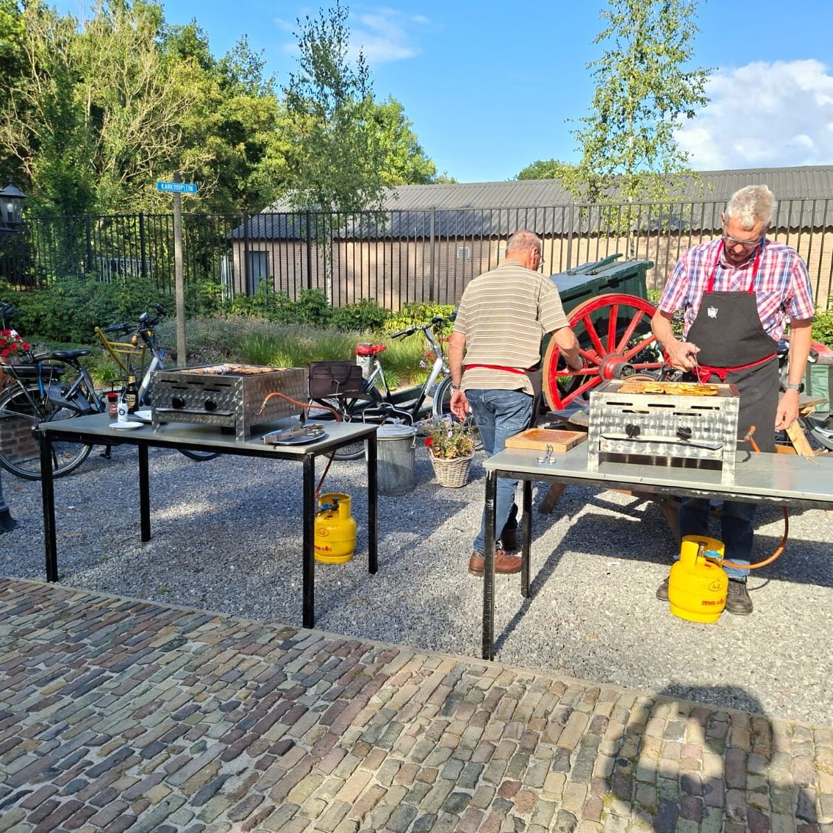 barbecue1-mannen-bakken-vlees